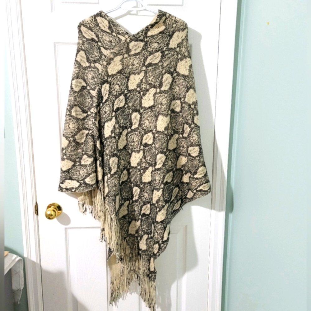 Do Everything In Love Women's Snakeskin Print Fringe Poncho One Size